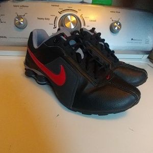 NIKE SHOX RED BLACK SZ 6Y OR 7.5 WOMENS SHOCKS